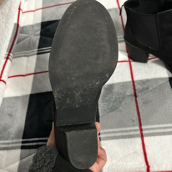 Black and confy ankle boots. - Picture 3 of 4